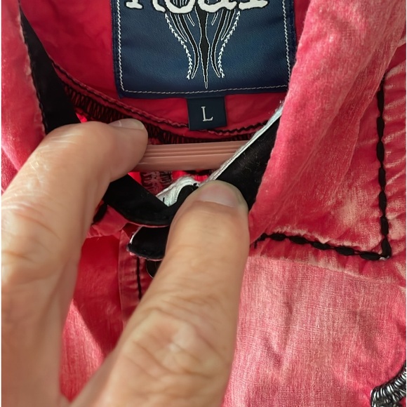 Roar shirt size large ! Very sharp shirt! - Picture 2 of 3